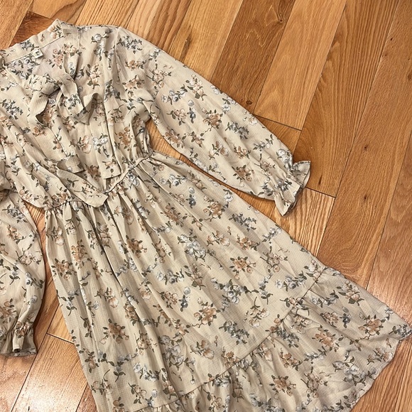 Feminine floral dress - Picture 3 of 6